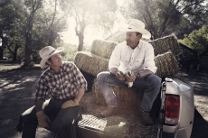 OORT-2-guys-chatting-back-of-truck